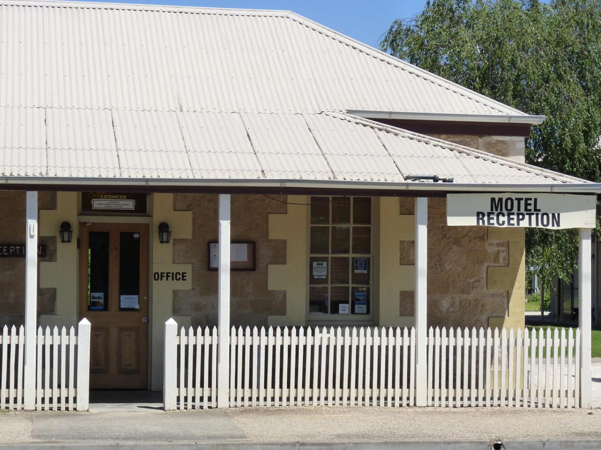Coonawarra Motor Lodge Penola Bagian luar foto